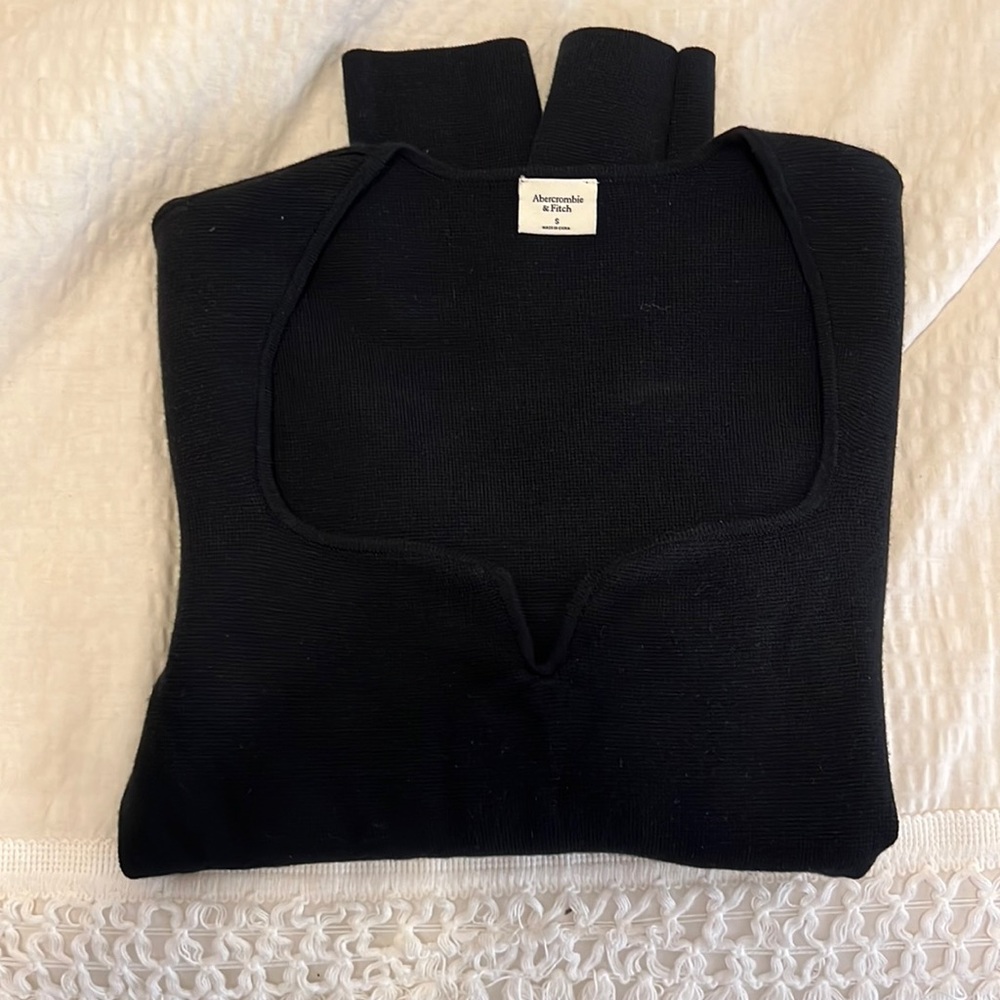 NWOT ABERCROMBIE CROPPED BLACK SWEATER